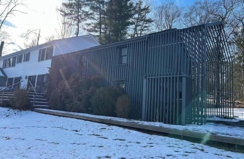 Greenwich Apartment | Peaceful lakeside retreat in Greenwich [2BR, 1BA]