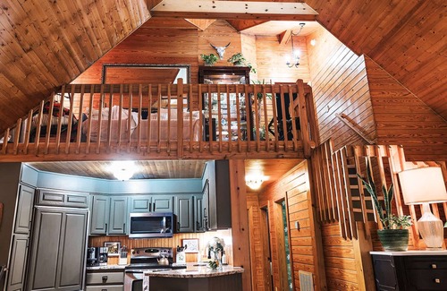 Huntcliff Cabin | Peaceful Lakeview Cabin