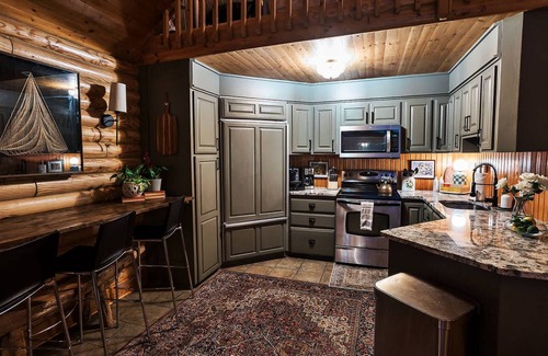 Huntcliff Cabin | Peaceful Lakeview Cabin