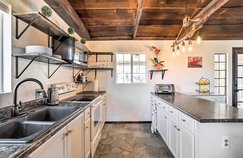 Morongo Valley Cabin | Peaceful Morongo Valley Home: 22 Mi to Joshua Tree