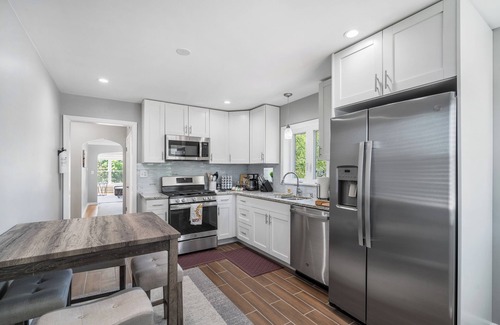 Cragin Apartment | Peaceful Oasis - Captivating Six-Bedroom Escape