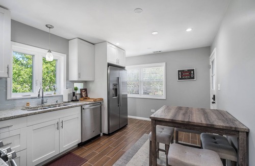 Cragin Apartment | Peaceful Oasis - Captivating Six-Bedroom Escape
