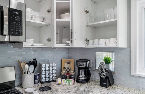Cragin Apartment | Peaceful Oasis - Captivating Six-Bedroom Escape