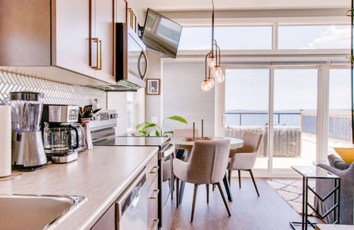 Hunts Point Cottage | Peaceful Oceanfront Cabine Hot Tub, Sauna-All Weather Domes-Private