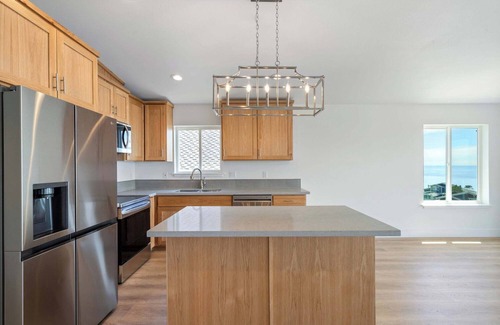 Oceanside House | "Peaceful Oceanside Escape – 3BR Home w/View Deck, Fast WiFi & Full Kitchen"