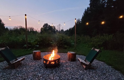South Glengarry Cabin | Peaceful off-grid forest experience with outdoor shower and walking trail.