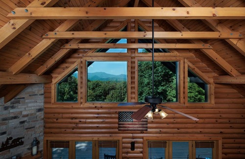 Whittier Cabin | Peaceful Paradise secluded mountain log cabin with scenic view and game room