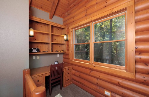 Whittier Cabin | Peaceful Paradise secluded mountain log cabin with scenic view and game room