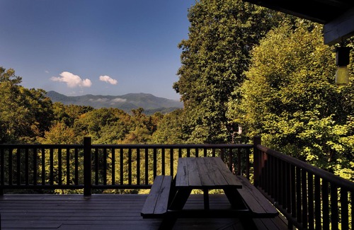 Whittier Cabin | Peaceful Paradise secluded mountain log cabin with scenic view and game room