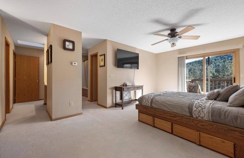 Rapid City House | Peaceful Pines 5 BR Home with Jacuzzi - Sleeps 9