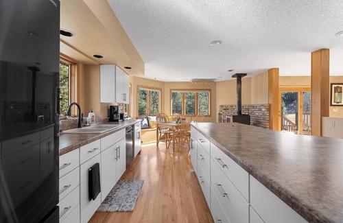 Rapid City House | Peaceful Pines 5 BR Home with Jacuzzi - Sleeps 9