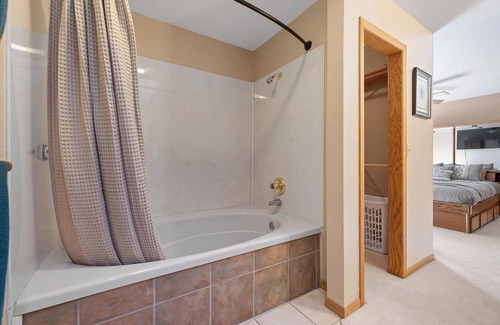 Rapid City House | Peaceful Pines 5 BR Home with Jacuzzi - Sleeps 9