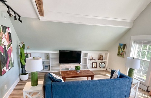 Hampton Condo | Peaceful private retreat a seven minute walk to the ocean