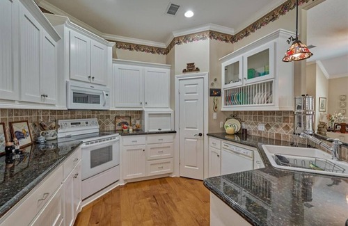 Conroe House | Peaceful, quiet, friendly, seconds from dining, shopping, schools, and commute.