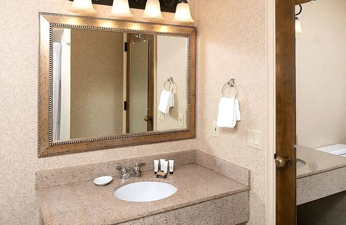 Redding Resort | Peaceful Retreat! Comfortable Unit Close to Turtle Bay Exploration Park! Pool!