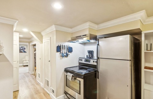 Bryn Mawr-Skyway House | Peaceful Retreat Near Parks & Lake 2 Bedroom Home by RedAwning