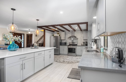 Kenmore House | Peaceful Retreat w/Pizza Oven/Hottub/FirePit/Views