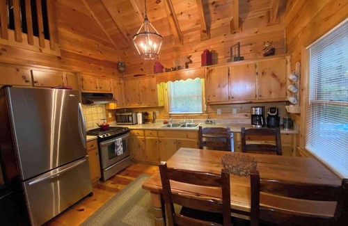 Cherry Log Cabin | Peaceful Seclusion - Minutes to Blue Ridge