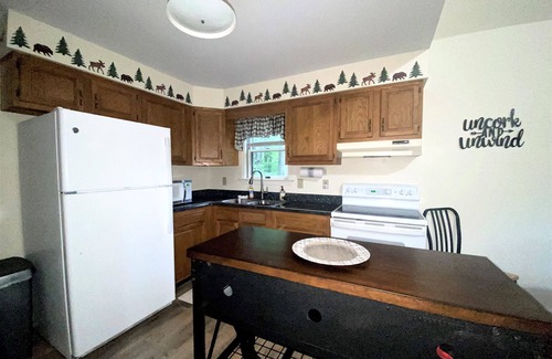 Dushore Cabin | Peaceful & Serene 🦌 Cozy Hillside Cabin ☀️ Koi Pond 🐸 Pet Friendly 🐕