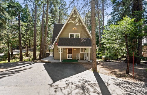 Sierra Cedars Cabin | Peaceful Shaver Lake Cabin w/Loft & Creek View