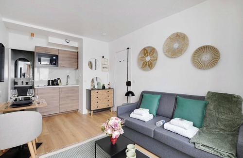17th Arrondissement Apartment | Peaceful Studio -2P- Moulin Rouge