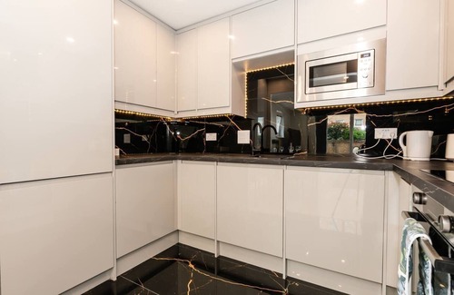 Feltham West Apartment | Peaceful, Stylish Oasis 2 minutes from Station| Pass the Keys