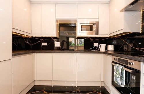 Feltham West Apartment | Peaceful, Stylish Oasis 2 minutes from Station| Pass the Keys