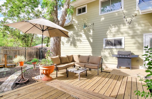 Southtown House | Peaceful & sunlit Historic King William retreat with large yard & community pool