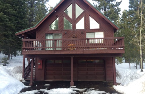 Truckee House | Peaceful Tahoe Donner 3 BR/3 BA Home with private Hot Tub and Sauna.