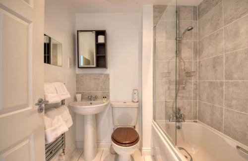 Reading House | Peaceful terrace house with allocated parking bay