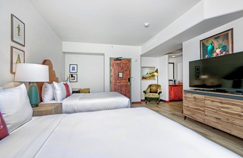 Los Gatos Hotel | Peaceful Unit with Outdoor Pool, Balcony Free Parking in California