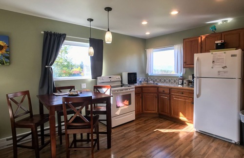 Corvallis House | Peaceful Vacation Getaway, Private Yard, Hot Tub, 360 Views Clean & Cozy Cottage