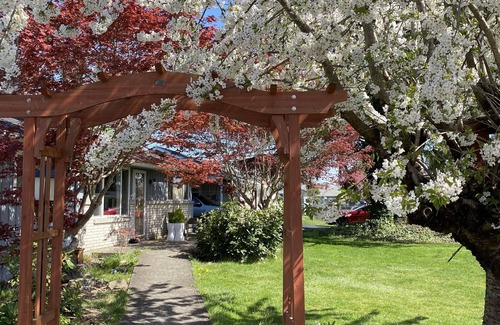 Fife House | Peaceful vibes and spacious! Only 7 minutes to Tacoma Dome!