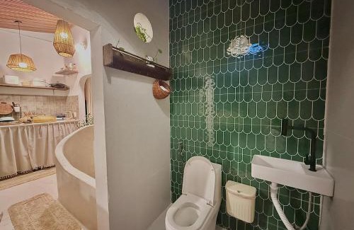 Hai Chau House | Peaceful Vietnamese - Style House, Yard & Bathtub