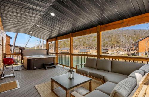 Hollister House | Peaceful Water View-Cozy Cabin-Free Daily Tickets-Near Table Rock-Pvt Hot Tub