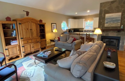 Anderson House | Peaceful waterfront lake living!