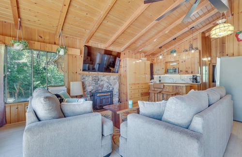 Oakhurst Cabin | Peaceful Wooden Cabin, 2 Mi to Bass Lake!