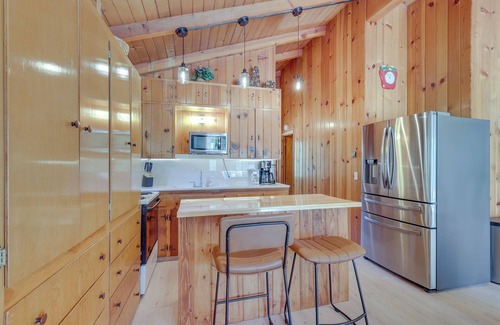 Oakhurst Cabin | Peaceful Wooden Cabin, 2 Mi to Bass Lake!