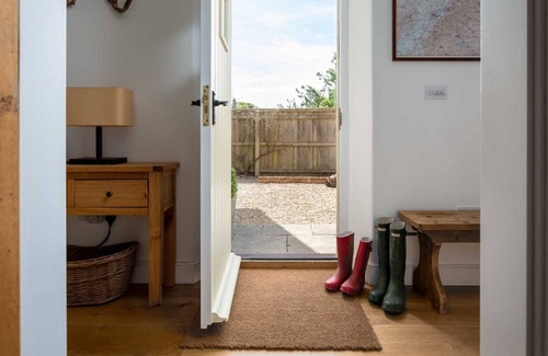 Ampney Crucis Cottage | PEACH COTTAGE, family friendly, character holiday cottage in Poulton