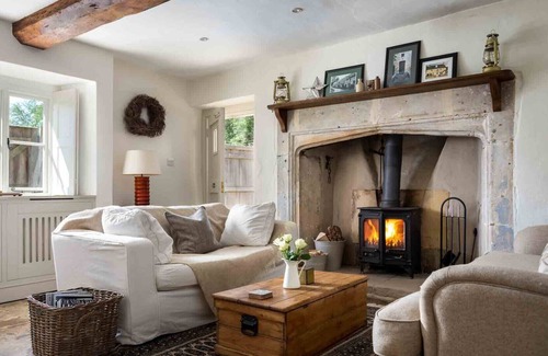 Ampney Crucis Cottage | PEACH COTTAGE, family friendly, character holiday cottage in Poulton