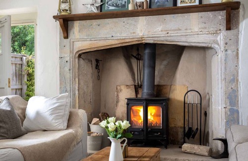 Ampney Crucis Cottage | PEACH COTTAGE, family friendly, character holiday cottage in Poulton