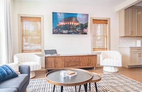 Eighth Avenue House | Peacock's Perch| Broadway 2mi| Rooftop HotTub -B