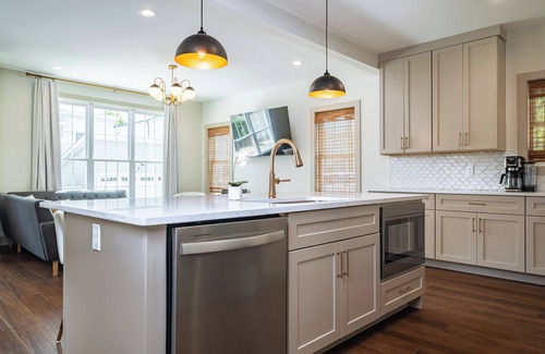 Eighth Avenue House | Peacock's Perch| Broadway 2mi| Rooftop HotTub -B