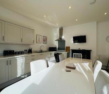 Gorleston-on-Sea House | Pearl House - Delightful 3-4 Bedroom Coastal Getaway