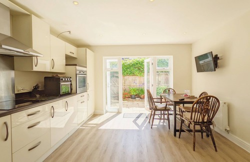 Southbourne Cottage | Pears Grove - Southbourne - a family house that sleeps 6 guests in 3 bedrooms
