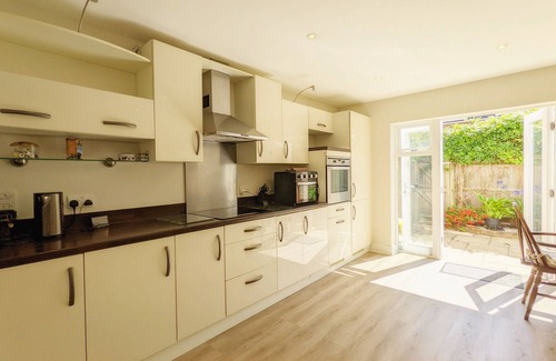 Southbourne Cottage | Pears Grove - Southbourne - a family house that sleeps 6 guests in 3 bedrooms