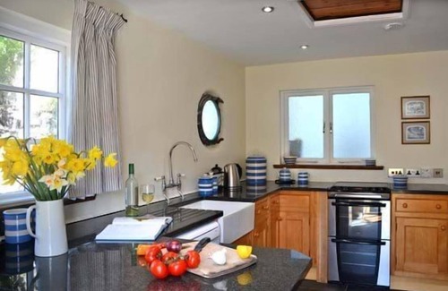 Cadgwith Cottage | Pebbles in Cadgwith Cove- sleeps 6 guests in 3 bedrooms