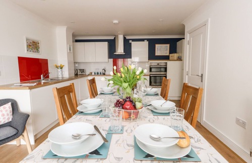 Portland House | PEBBLES REACH, pet friendly, country holiday cottage in Fortuneswell