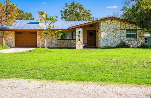 Bandera House | Pelican Haus - Mid-Century Modern <2 min from town!