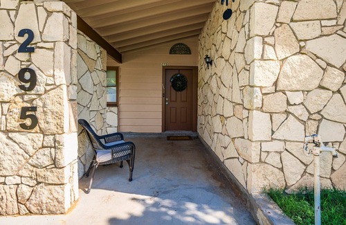 Bandera House | Pelican Haus - Mid-Century Modern <2 min from town!